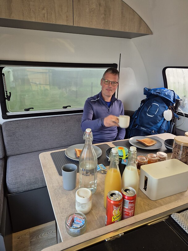 Ontbijt in de caravan
