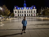 Kim voor de Mairie