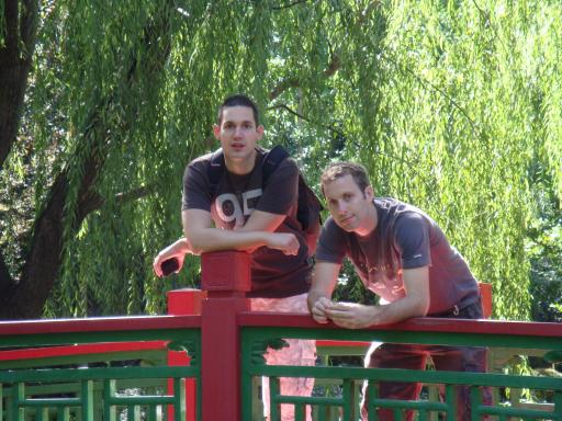 Bas en Elwin in 1 van de vele parkjes