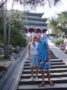 Kim en Elwin voor de hoogste tempel in het park