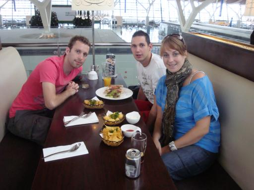 Op de luchthaven lunchen