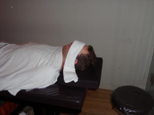 Bas ondergaat de massage