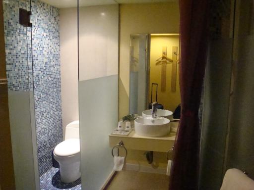 Onze badkamer in de kamer