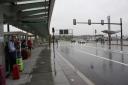 Wachten op de shuttlebus in de regen