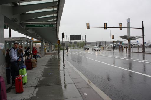 Wachten op de shuttlebus in de regen