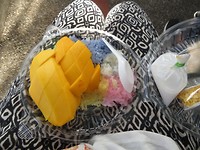Gekleurde plakrijst met Mango als ontbijt
