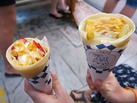 ons toetje: opgerolde crepe met fruit en ijs