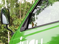 Sunbird die kijkt of zijn veren nog wel goed zitten