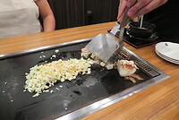 Okomoniyaki in de maak