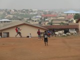 Voetballen tussen de koeien.