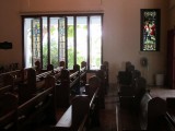 Openslaande gebrandschilderde ramen in de kerk