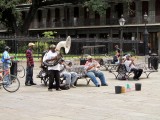 Overal zie je straatartiesten muziek maken