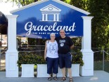 Bij de ingang van Graceland