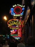 Lower Broudway, waar de Honkytonks zijn.