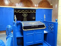Binnen in de synagoge