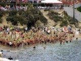 350 mensen die wildwaterzwemmen