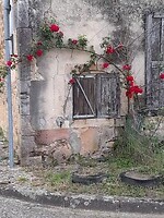 Een boerderij raampje in Frecourt.
