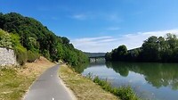 Mooi fietspad tussen de heuvels