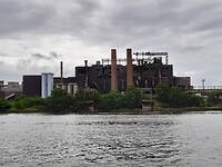 Verlaten fabriek, zo lelijk dat het (bijna) weer mooi is