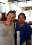 Grietje met onze kunstenares in Battambang