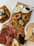 Tapas gegeten op de linker oever. Wordt steeds leuker gebied.