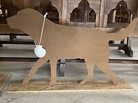 In de kerk een hond met St. Jacobsschelp. Oud symbool van de pelgrimsroute.
