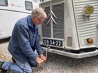 De bus een slinger geven.