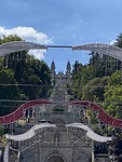 Het plein met verlichting en het Santuario de  Nossa Senhora do Remedios