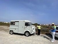 Er worden veel foto s van de bus gemaakt.