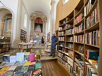 Boekenwinkel in de kerk.