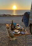 Tapas eten bij zonsondergang.