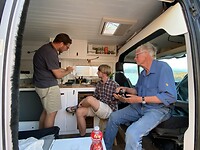 De heren in de bus van de buurman.