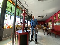 Klaas in het café van Casa Lis
