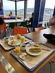 Ontbijt in het hostel.