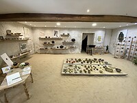 Prachtig atelier met zand op de vloer.