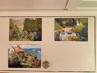 Monet op onze kastjes in de bus