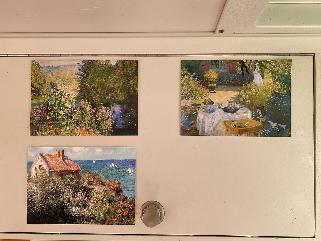 Monet op onze kastjes in de bus