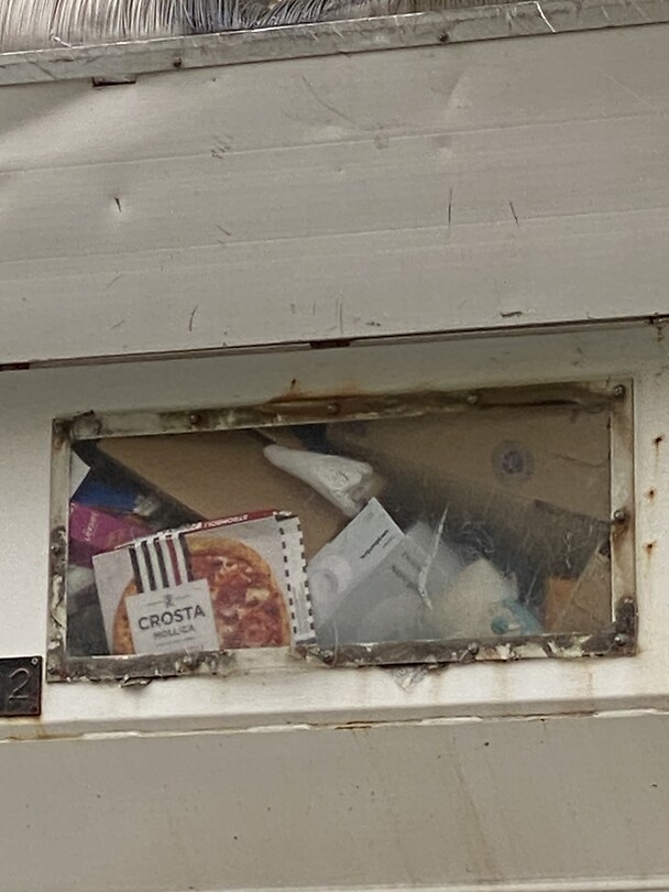 Pizzadoos uit de vuilcontainer