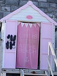 Scheef strandhuisje