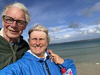 Genieten van de wind om onze oren aan zee