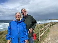 Engelsen die een foto van ons maken met in de verte de Godrevy Lighthouse