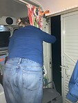 Als de foto’s niet willen uploaden hang ik met mijn mobiel buiten de bus