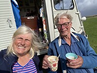 Buiten koffie drinken bij de bus