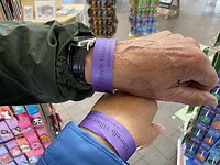 Bandjes om binnen te komen in Clovelly