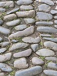 Straat  geplaveid met kiezelstenen van het strand