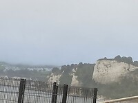 Witte krijtrotsen vanuit de bus