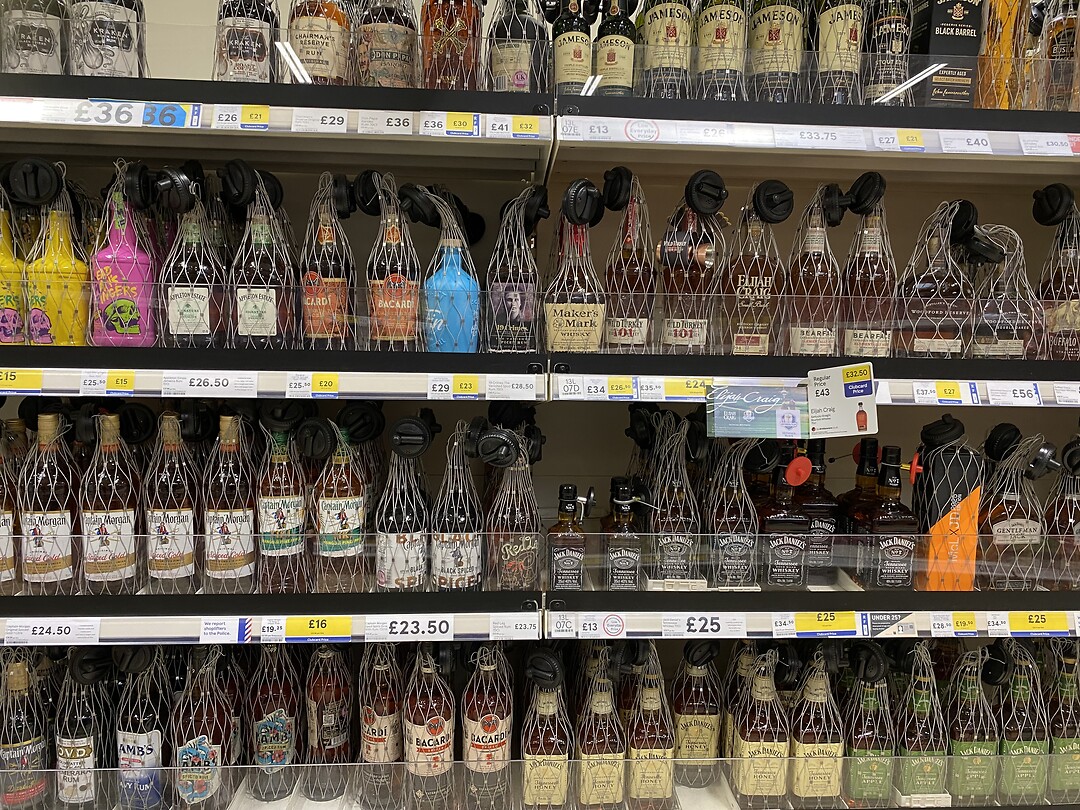 Sterke drank allemaal beveiligd in de Tesco