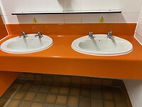 Toiletgebouw is oranje, net als in onze bus