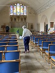 Mevrouw veegt de kerk