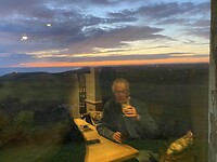 Klaas in de zonsondergang in het restaurant